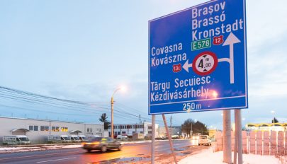 Új, kétnyelvű irányító táblákat helyeztek ki Sepsiszentgyörgyön