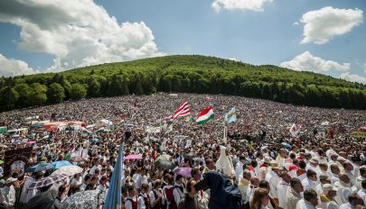 Jakubinyi érsek kiterjesztette a csíksomlyói búcsút a pápalátogatás napjára is