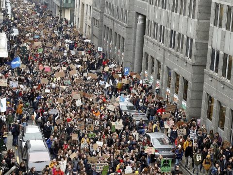 Fiatalok tízezrei tüntettek a klímaváltozás elleni küzdelem fokozásáért Belgiumban