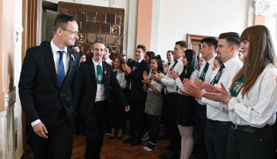 Szijjártó: tárgyalni fogok a román külügyminiszterrel a MOGYE magyar karáról