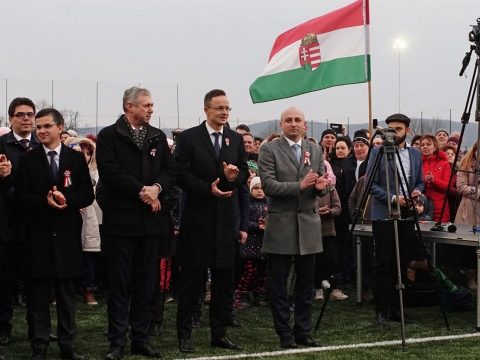 A magyar külügyminiszter támogatásáról biztosította a székelyföldi fociakadémiát