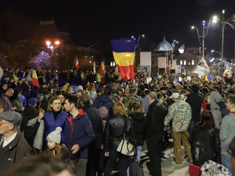 Több százan tüntettek szombat este Bukarestben a kormány ellen és Kövesi védelmében