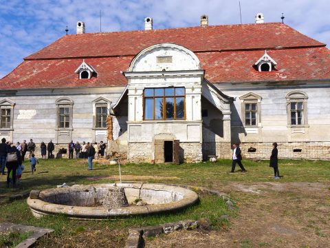 Kastélylátogatás Szentkatolnán és Zabolán