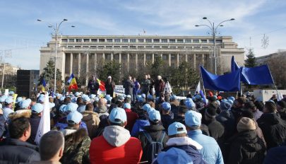 Sztrájkőrséget állnak a kormány épülete előtt a különböző iparágak szakszervezeti képviselői