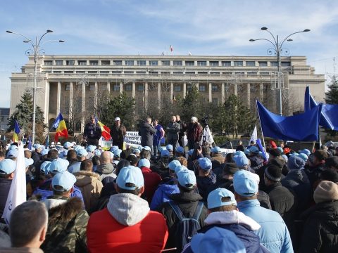 Sztrájkőrséget állnak a kormány épülete előtt a különböző iparágak szakszervezeti képviselői