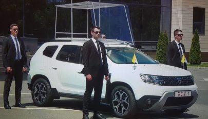 Bemutatták a pápamobillá alakított Dacia Dustert