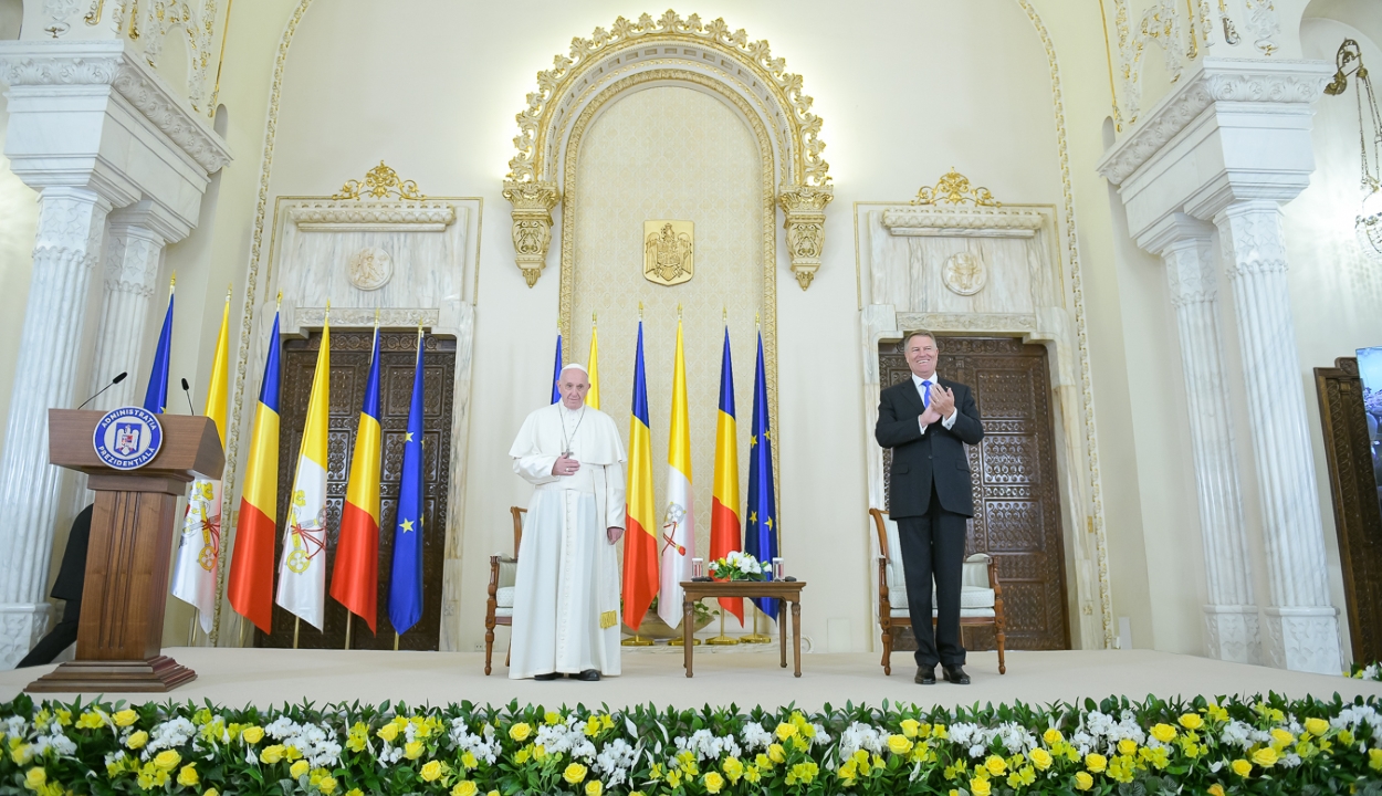 Ferenc pápa: a nehézségek ellenére Románia nagyot lépett előre a demokratikus fejlődés útján