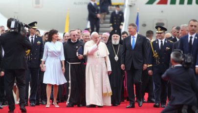 Megkezdte háromnapos apostoli látogatását Romániában Ferenc pápa