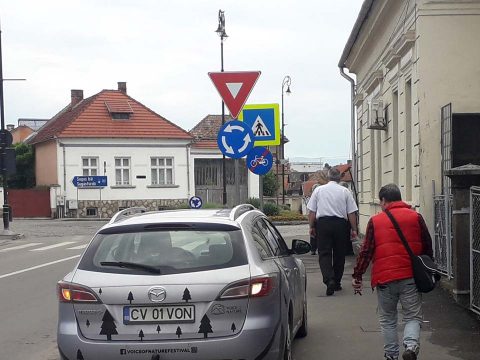 Nehezen megy a járdán-parkolás felszámolása