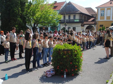 Cserkészek Kézdi főterén