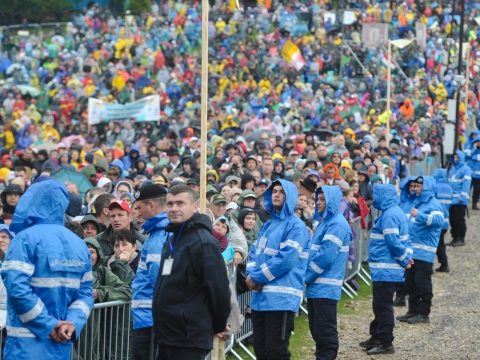 Több magyar meghívottat kizártak a hatóságok a csíksomlyói pápai miséről