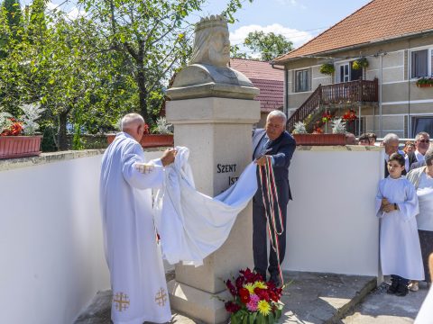 Szoboravatás Gelencén