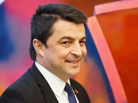 FRISSÍTVE: Az államfő ügyvivő oktatási miniszternek nevezte ki Daniel Breazt