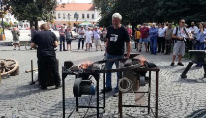 Kalapácsok örömzenéje a főterén