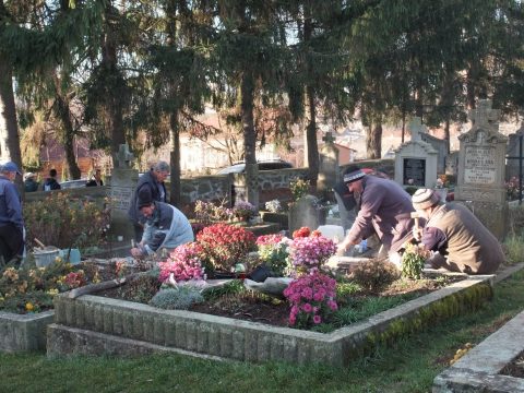 Munkálkodnak a Perkő alatt