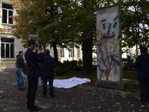 Bukarestben állították ki a berlini fal 3 tonnás darabját