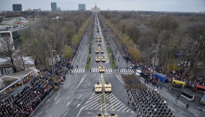 Katonai felvonulásokkal, díszrepülésekkel és kulturális műsorokkal ünnepelték december elsejét