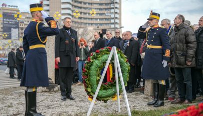 Klaus Johannis és Ludovic Orban is megkoszorúzta az 1989-es forradalom bukaresti emlékművét