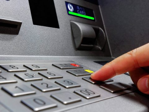 FRISSÍTVE: Bankautomatát robbantottak Uzonban