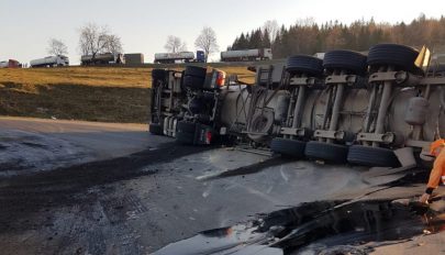 Felborult egy bitument szállító teherautó Ojtoz közelében