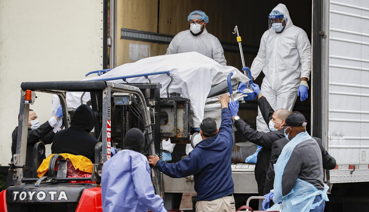 Hűtőkonténerekbe rakják a koronavírus halálos áldozatait New Yorkban