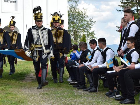 Trianoni megemlékezés és zászlóavatás Szörcsén