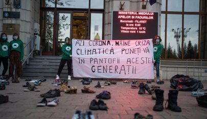 Környezetvédelmi aktivisták elbarikádozták péntek reggel a környezetvédelmi minisztérium bejáratát