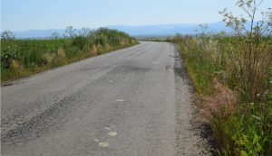 Így néz ki a Torja felé vezető útra tavaly ősszel rákerült aszfaltszőnyeg