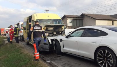 Tizenkilenc gyereket szállító iskolabusz balesetezett Prahova megyében