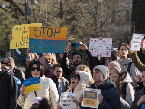 Mintegy százan tüntettek Bukarestben az ukrajnai háború ellen