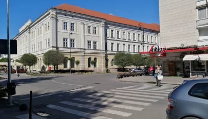 Újabb gombos jelzőlámpa a városban