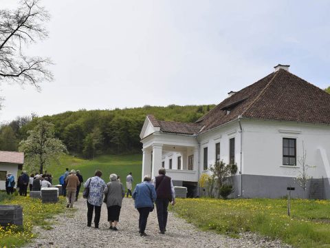 Rácsodálkozni arra, ami a mienk