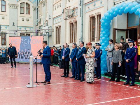 Kipfujolták George Simiont egy bukaresti tanévnyitón