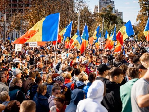 Ezrek tüntettek a moldovai fővárosban a kormány lemondását követelve