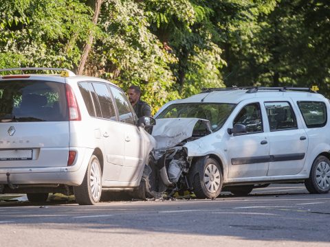 Hétfőtől okostelefonon is elvégezhető a kárbejelentés baleset esetén