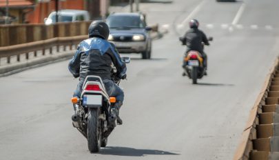 Szenátus: elsősegélydoboz és fényvisszaverő háromszög nélkül is közlekedhetnek a motorosok