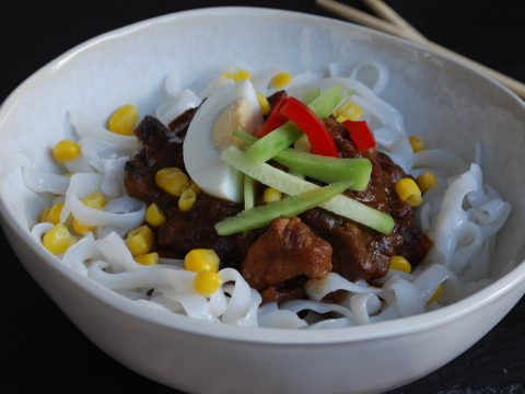 Jajangmyeon (noodles fekete szójabab szószban)