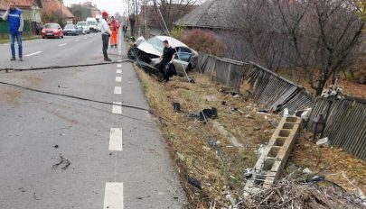 Villanyoszlopot ütött ki egy autó Maksán