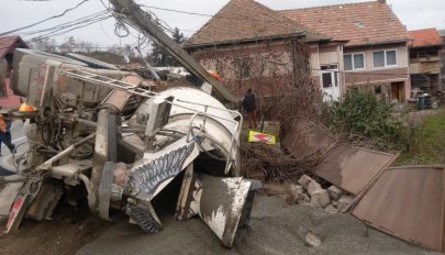 Teherautó borult fel Mikóújfaluban, a sofőr életét vesztette