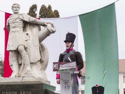 Szónok- és szavalóversenyt rendeznek a hősök tiszteletére