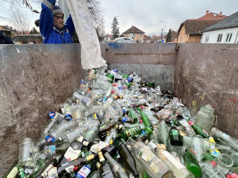 Rekordmennyiségű üveg gyűlt