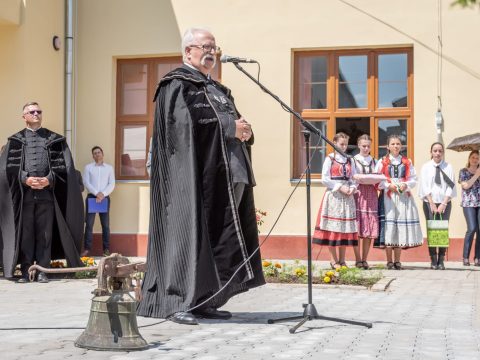 Harangláb elkészítéséhez várják az adományokat