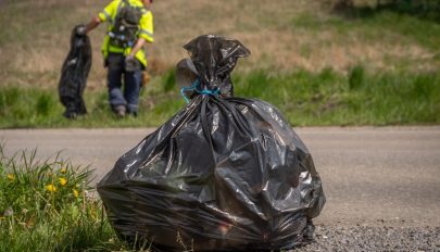 Húsz kilométeren gyűjtik a szemetet