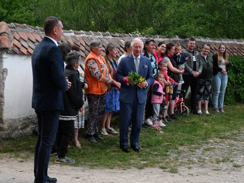 Keddig Zalánpatakon marad a brit uralkodó