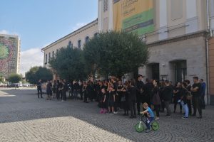 A Tamási Áron Színház előtt a színtársulat, a Cimborák Bábszínház, a Háromszék Táncegyüttes és az M Stúdió személyzete, akikhez később csatlakozott az összes tüntető (Fotó: Bodor Tünde)