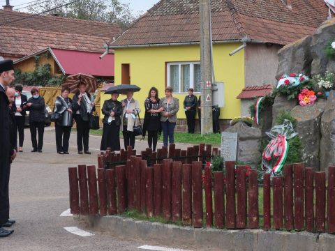 Emlékezés a szárazajtai vérengzés áldozataira