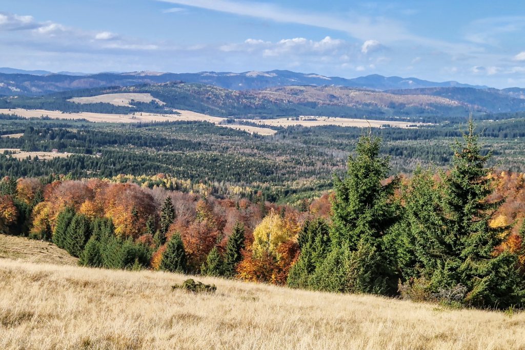 Az emlékhelyet festői panoráma övezi