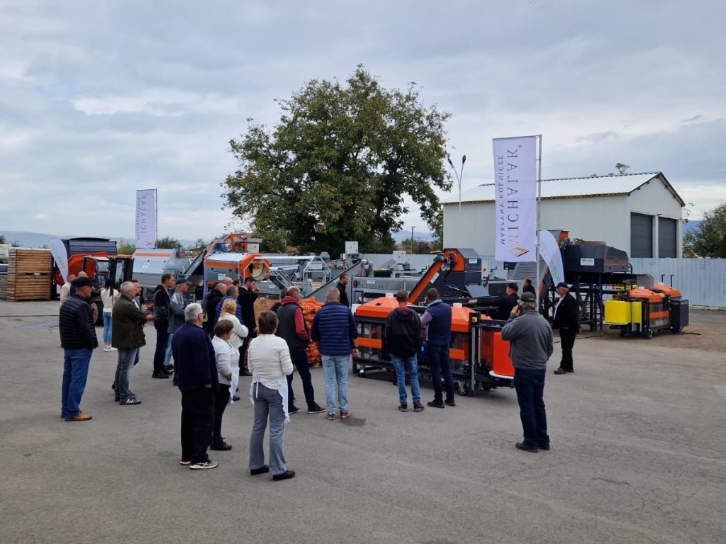 A gazdák testközelből ismerkedhetnek meg a gépek működésével. Fotó: Sz&B Agro Kft.