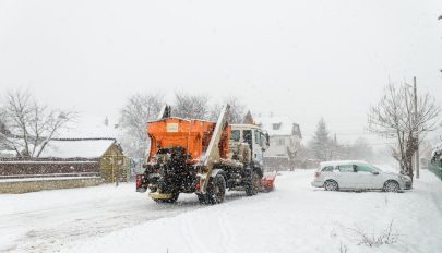 Az autók fényezésére is vigyáznak a téli útkarbantartás során Sepsiszentgyörgyön