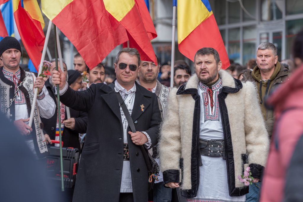 Késése ellenére stílusosan vonult Mihai Tîrnoveanu. Mellette Dan Grăjdeanu, az Ortodox Testvériség elnöke. Fotó: Pinti Attila